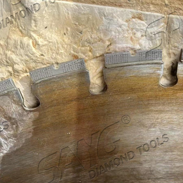 Пример использования | Сварные лазером V-образные сегментные полотна ARIX для стенорезных машин SANG размером 800–1400 мм на европейском рынке